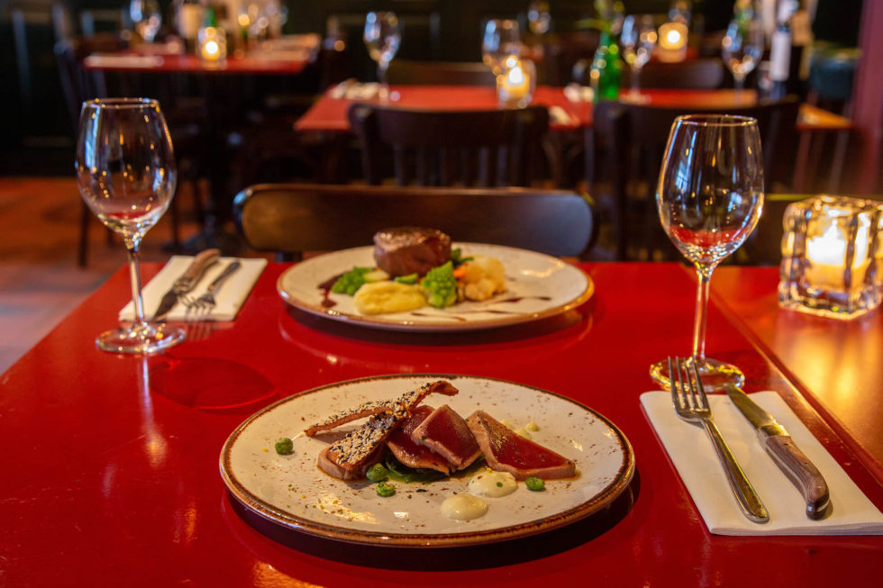 Typisch Frans eten met bijpassende dranken in dit restaurant